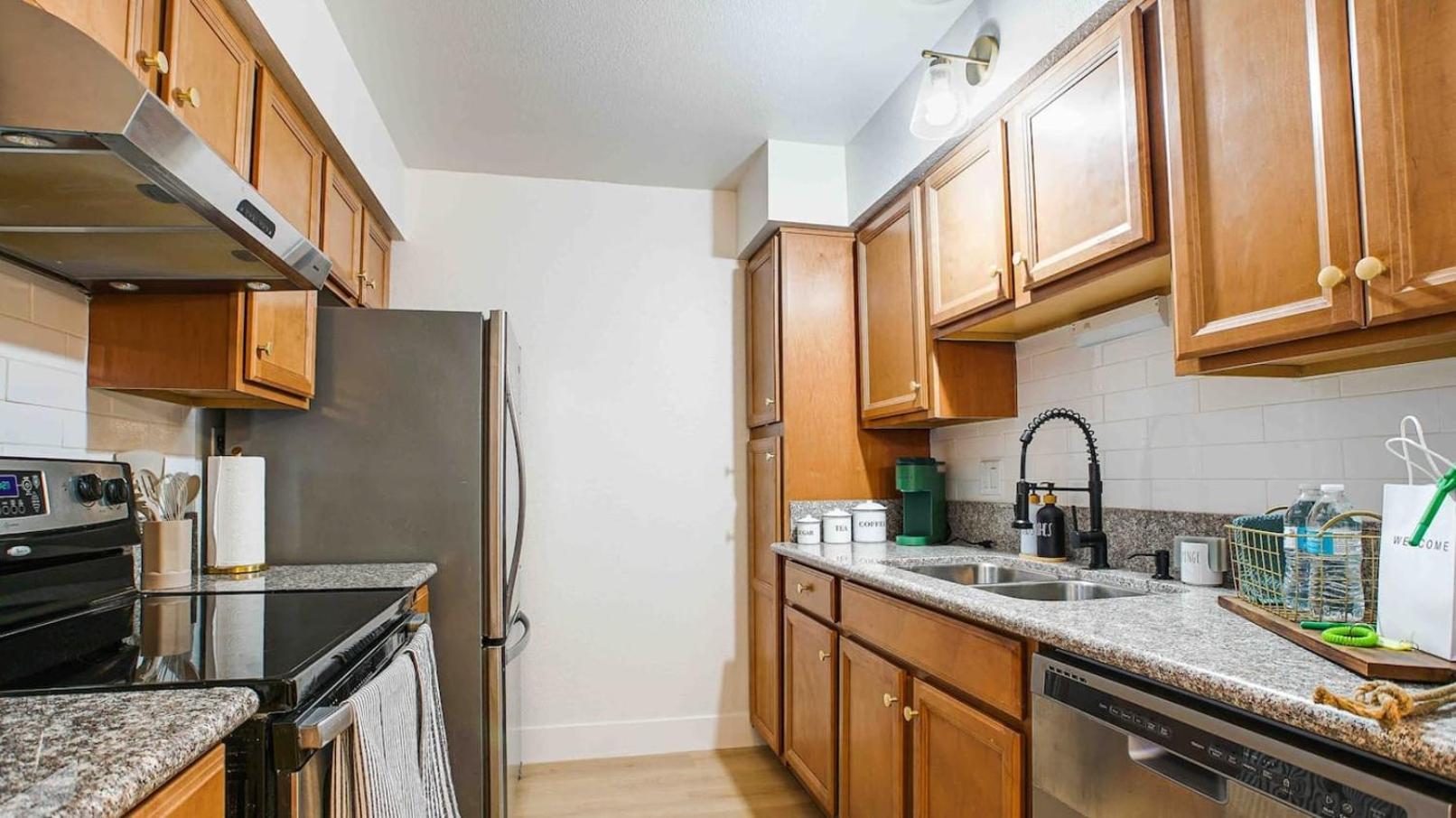 Heated Pool & Hot Tub-walk To Old Town Condo! Holiday home *