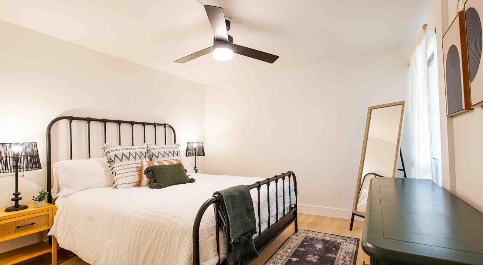 Heated Pool & Hot Tub-walk To Old Town Condo!