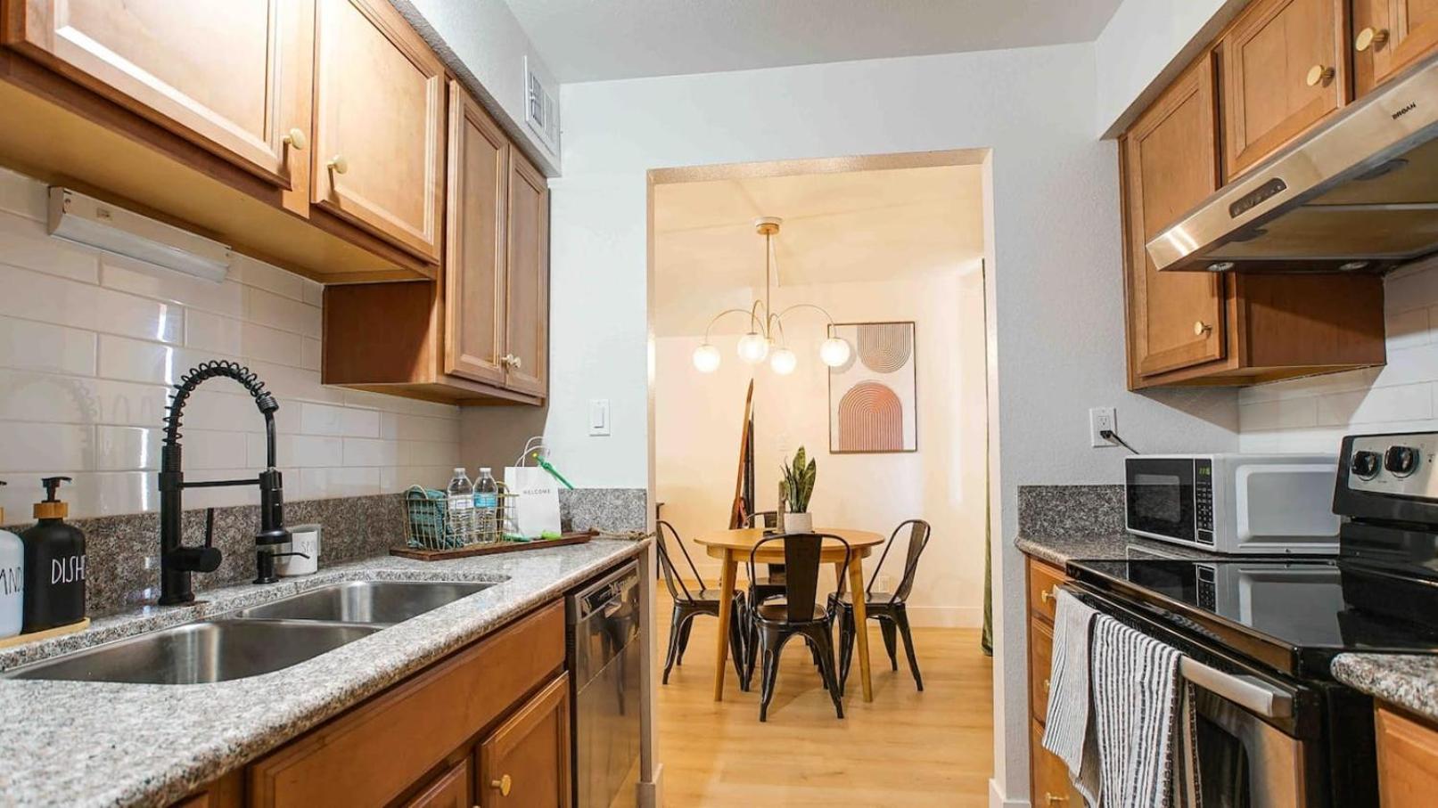 Holiday home Heated Pool & Hot Tub-walk To Old Town Condo!