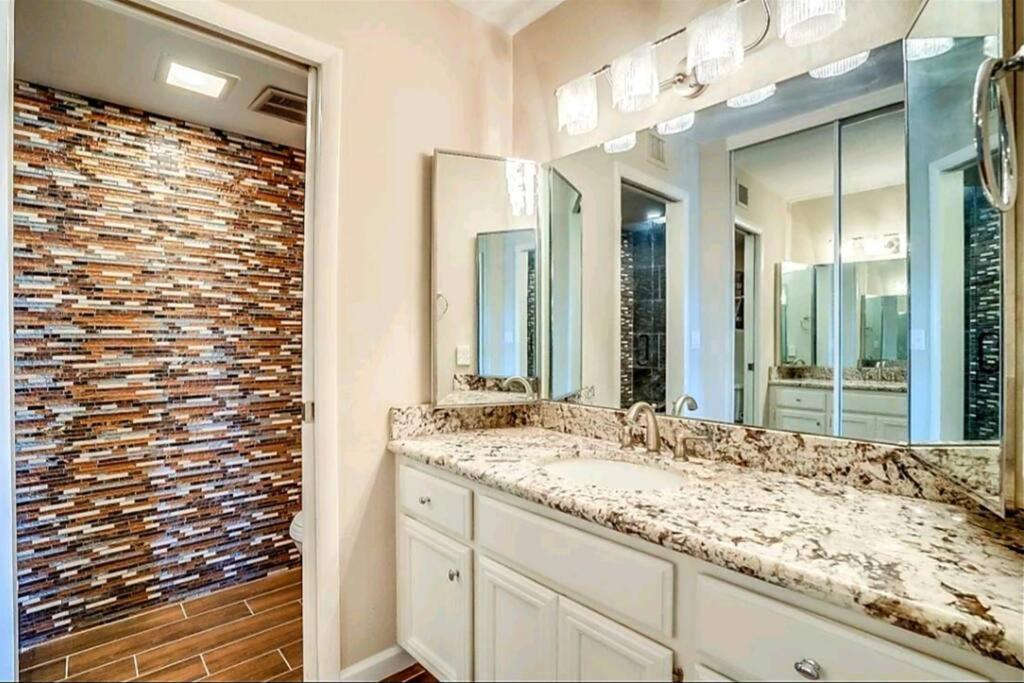 Tranquil Oasis Near Old Town, Hot Tub, Mountain Views Scottsdale