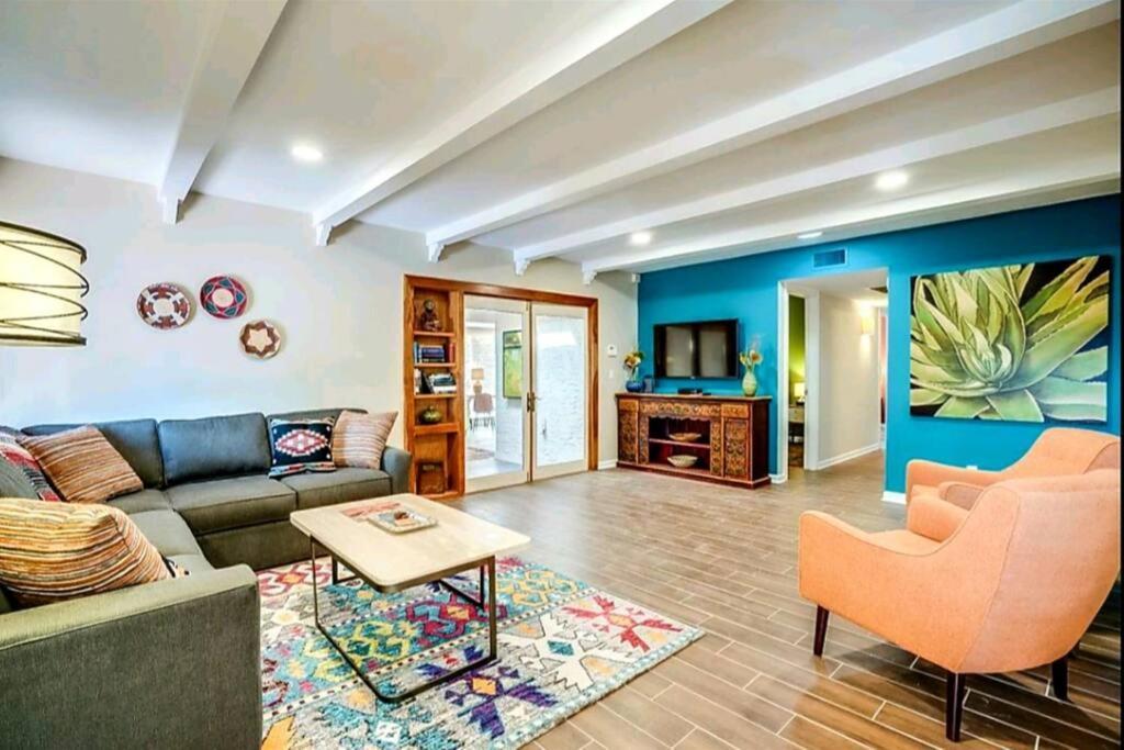 Tranquil Oasis Near Old Town, Hot Tub, Mountain Views Holiday home *