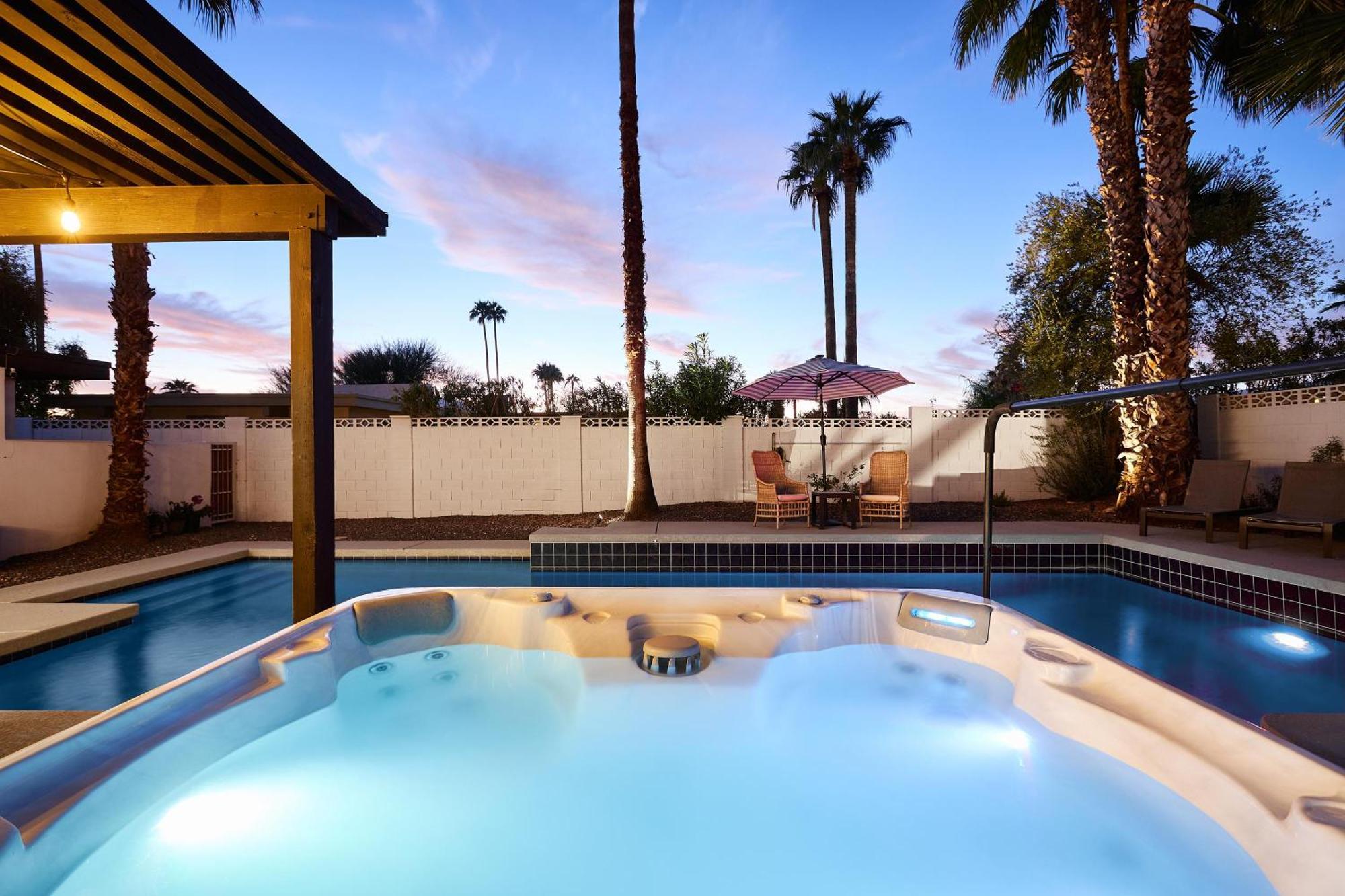 Holiday home Desert Rose-hot Tub-pool Heat Avail-fire Pit-golf!