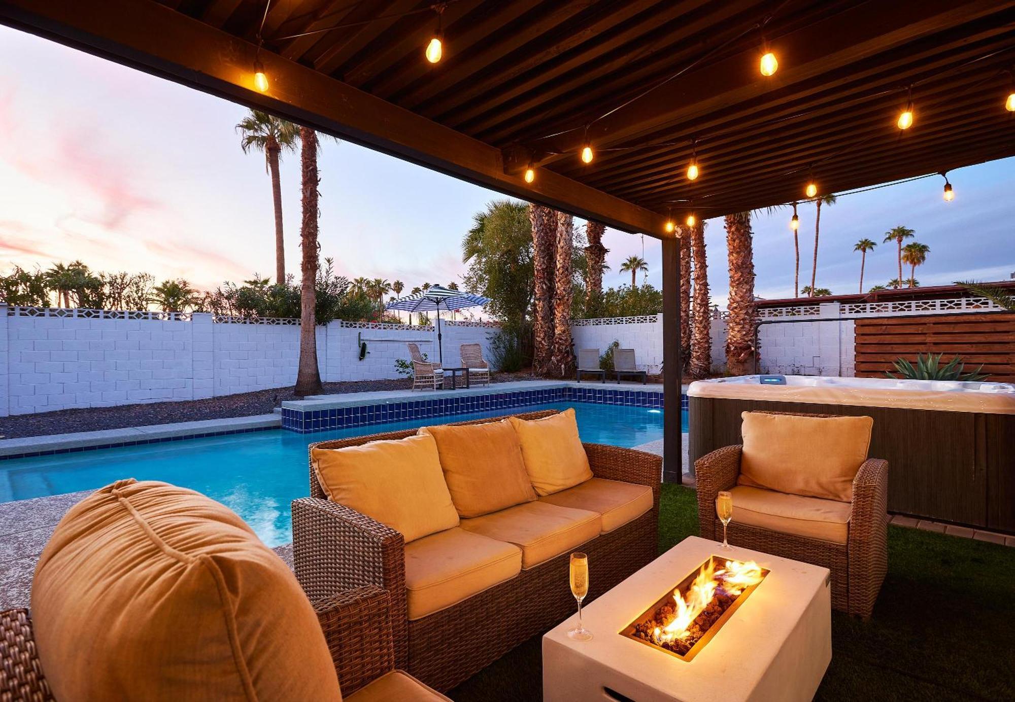 Holiday home Desert Rose-hot Tub-pool Heat Avail-fire Pit-golf! *