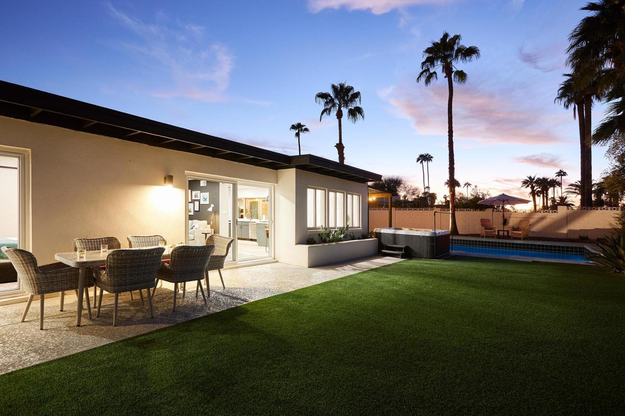 Holiday home Desert Rose-hot Tub-pool Heat Avail-fire Pit-golf! *