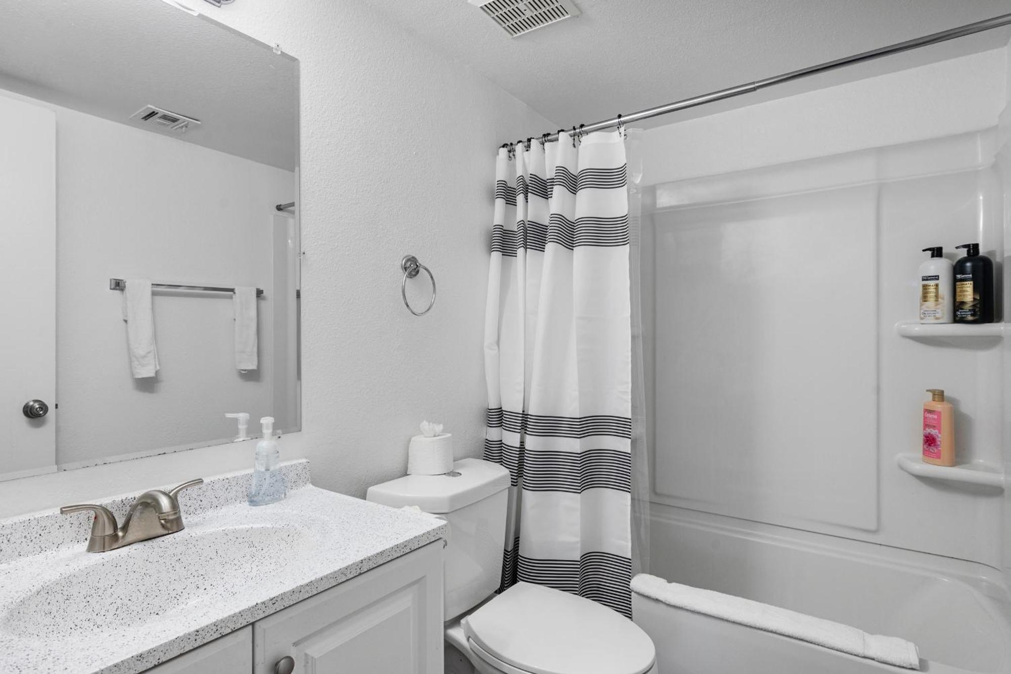 Stylish 1br With Pool Access & Free Parking Apartment