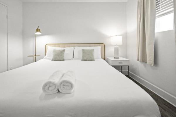 Cozy - King Bed, Pool, & Parking Apartment