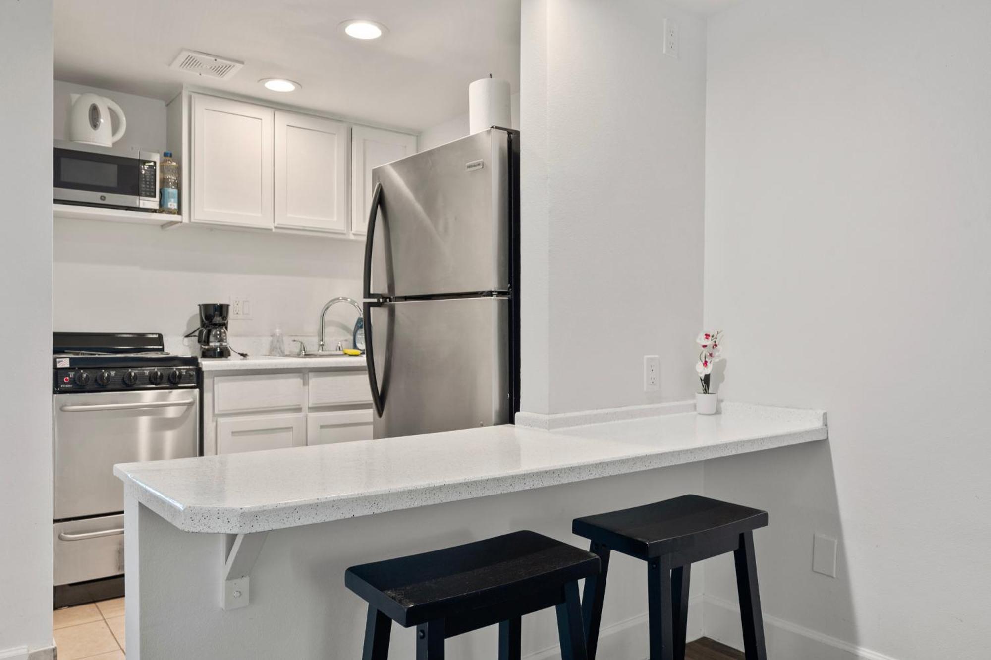 Cozy - King Bed, Pool, & Parking Apartment *