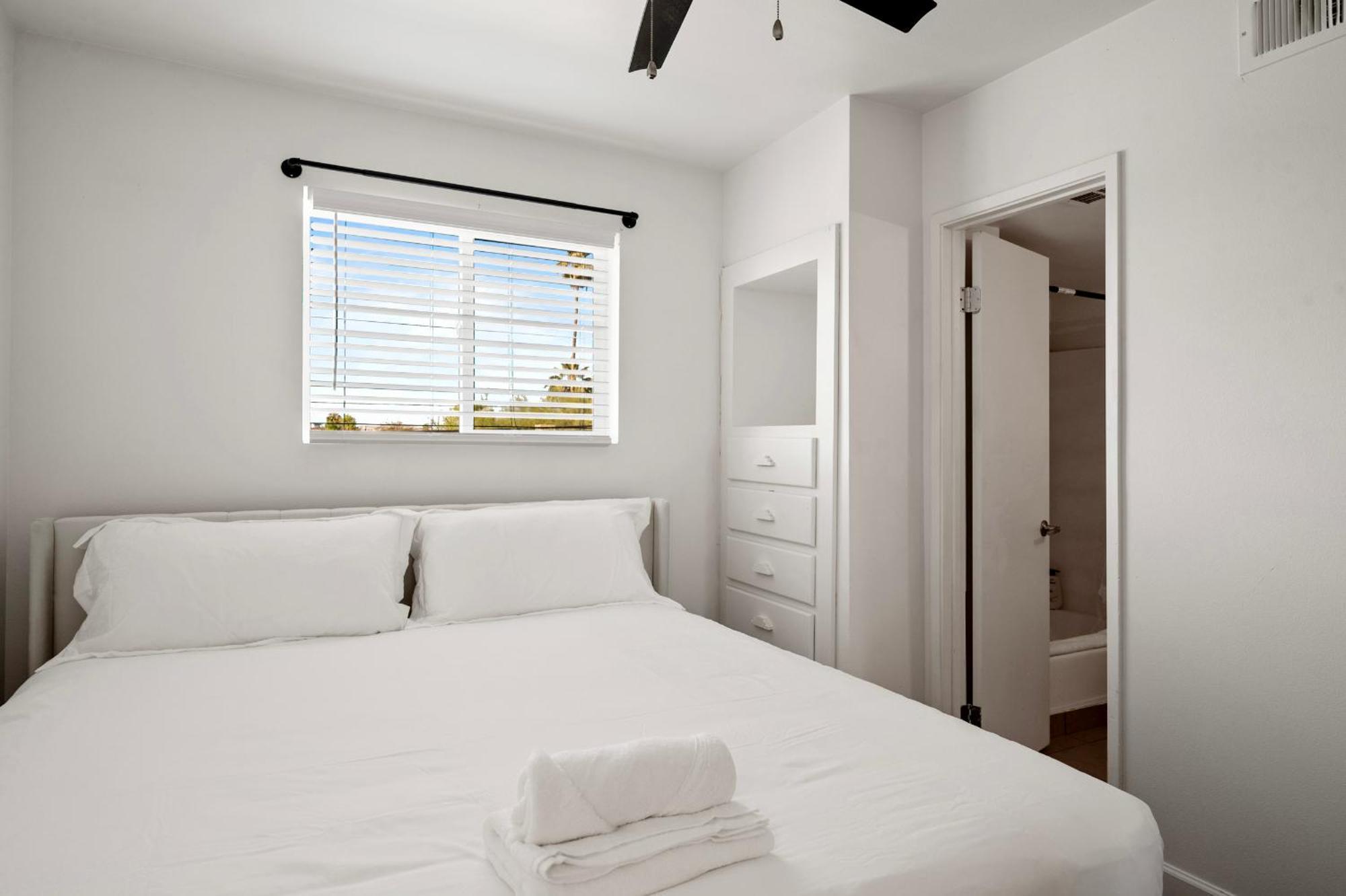 Cozy - King Bed, Pool, & Parking Apartment Scottsdale