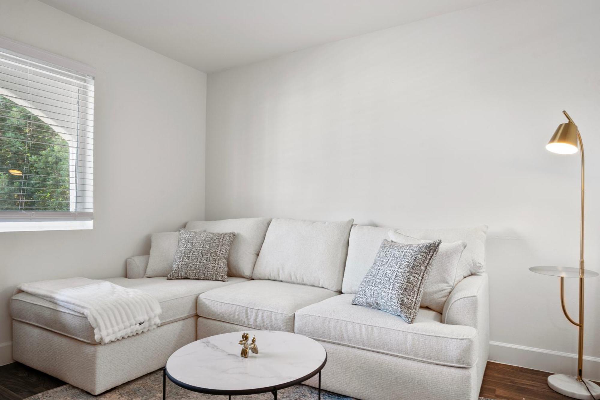 Cozy - King Bed, Pool, & Parking * Scottsdale