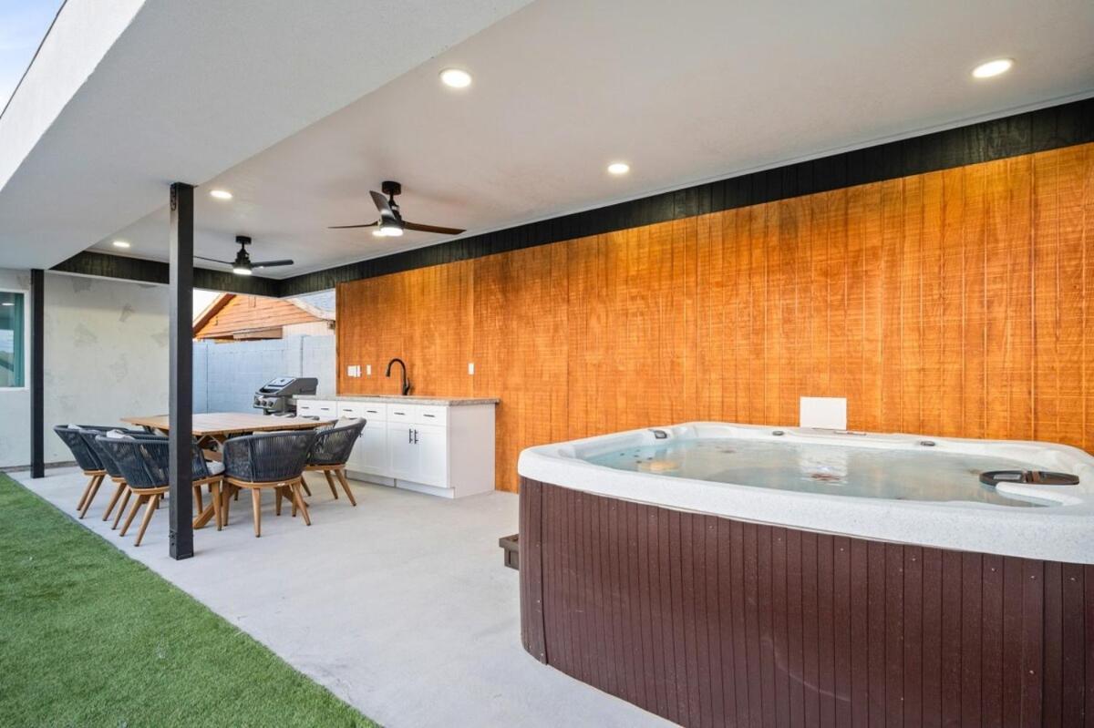 Luxurious 4b3b With Pool And Free Parking Apartment