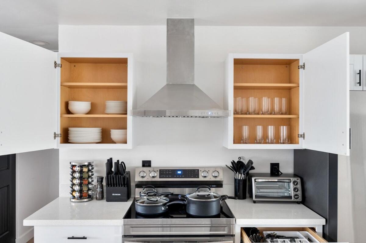 Luxurious 4b3b With Pool And Free Parking Apartment