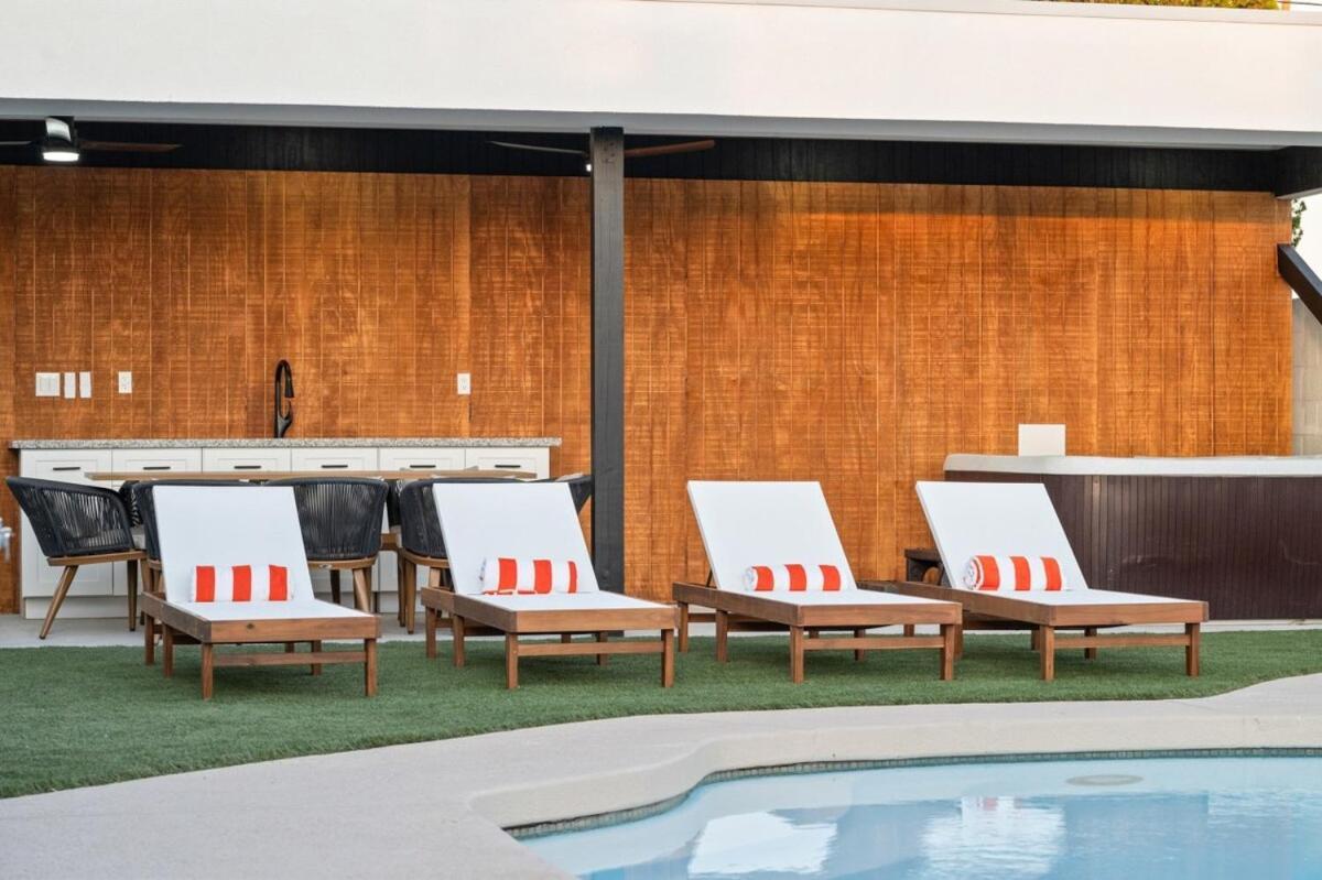 Luxurious 4b3b With Pool And Free Parking