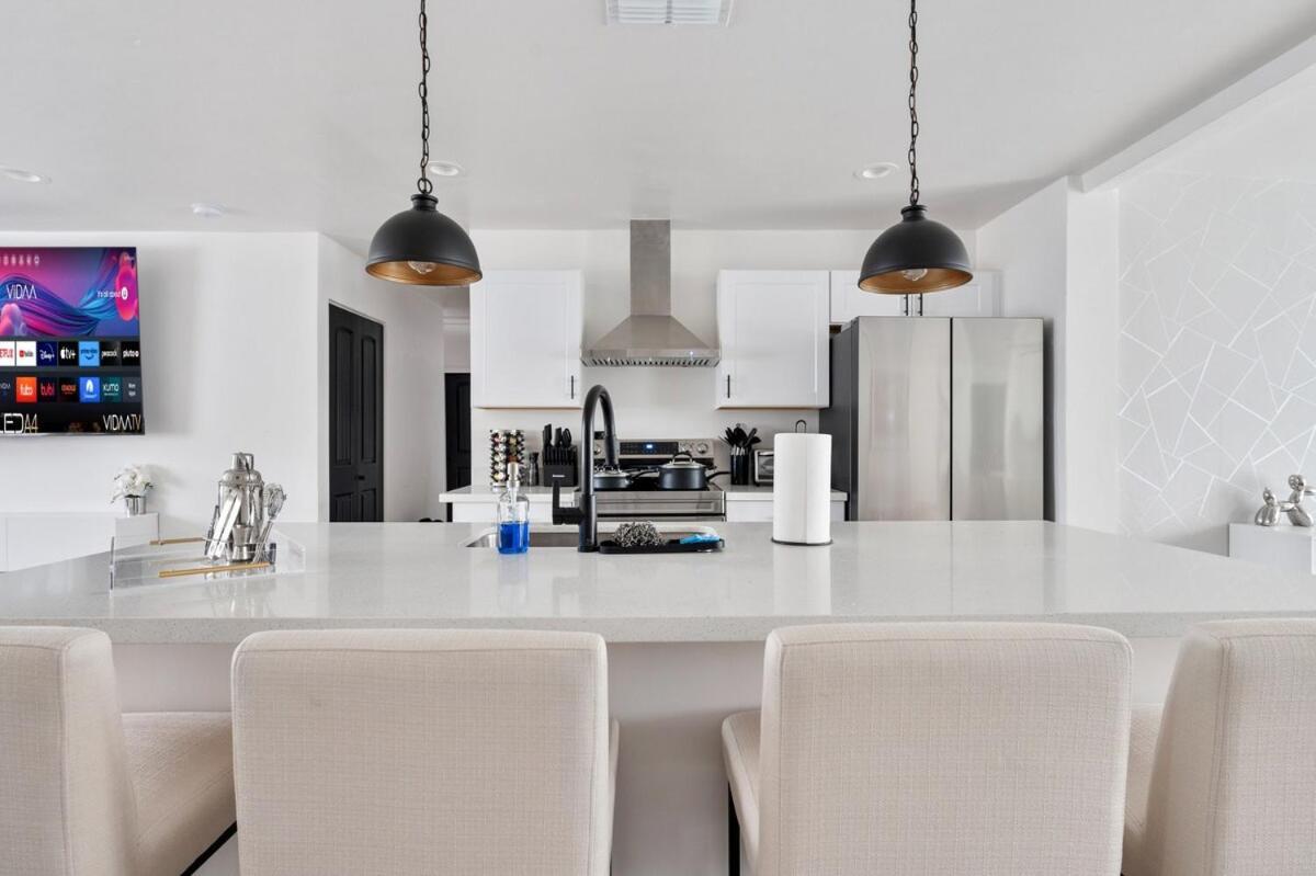 Luxurious 4b3b With Pool And Free Parking Scottsdale