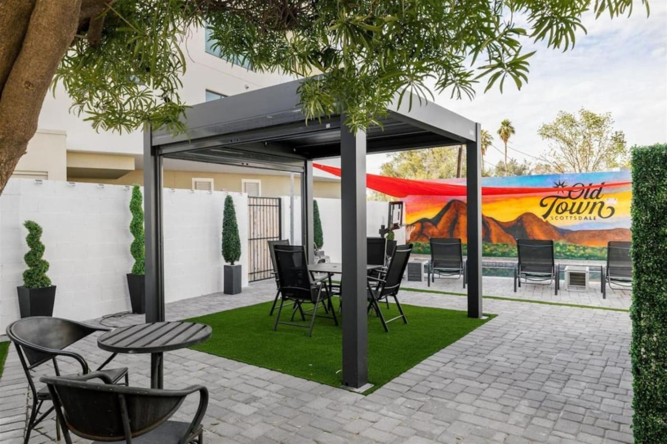 489 Massive 5 Bedroom Walk To Old Town Holiday home Scottsdale