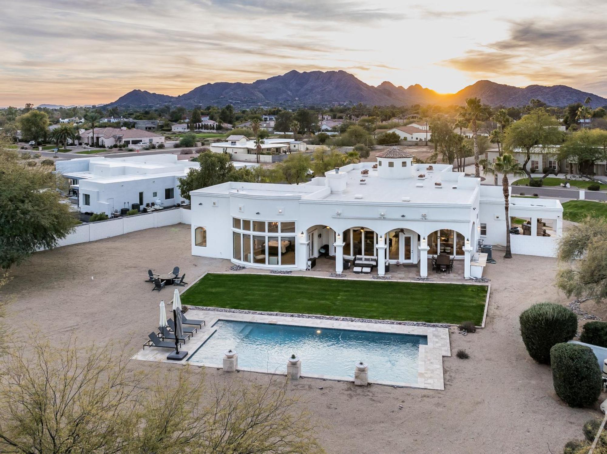 Mystique Paradise Modern Mixed With Eclectic Treasure Holiday home Scottsdale
