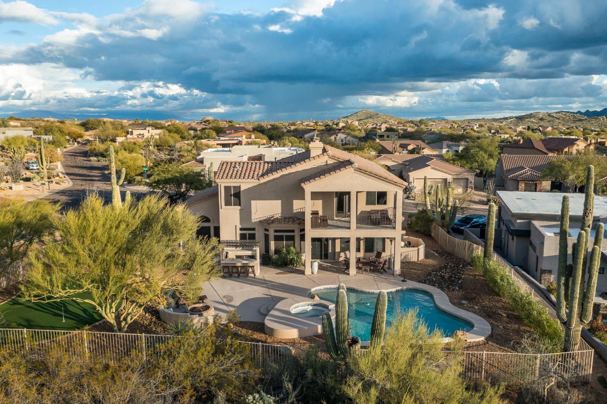 Pinnacle Perfection By Porter Heated Pool W Outdoor Putting Holiday home *
