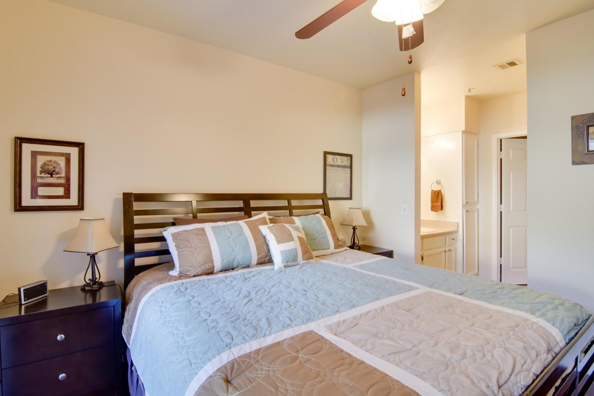 Community Pool, Walkable Area Apartment Scottsdale