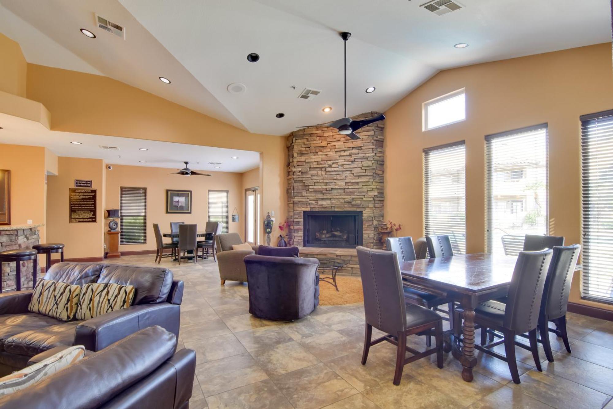 Community Pool, Walkable Area Apartment *