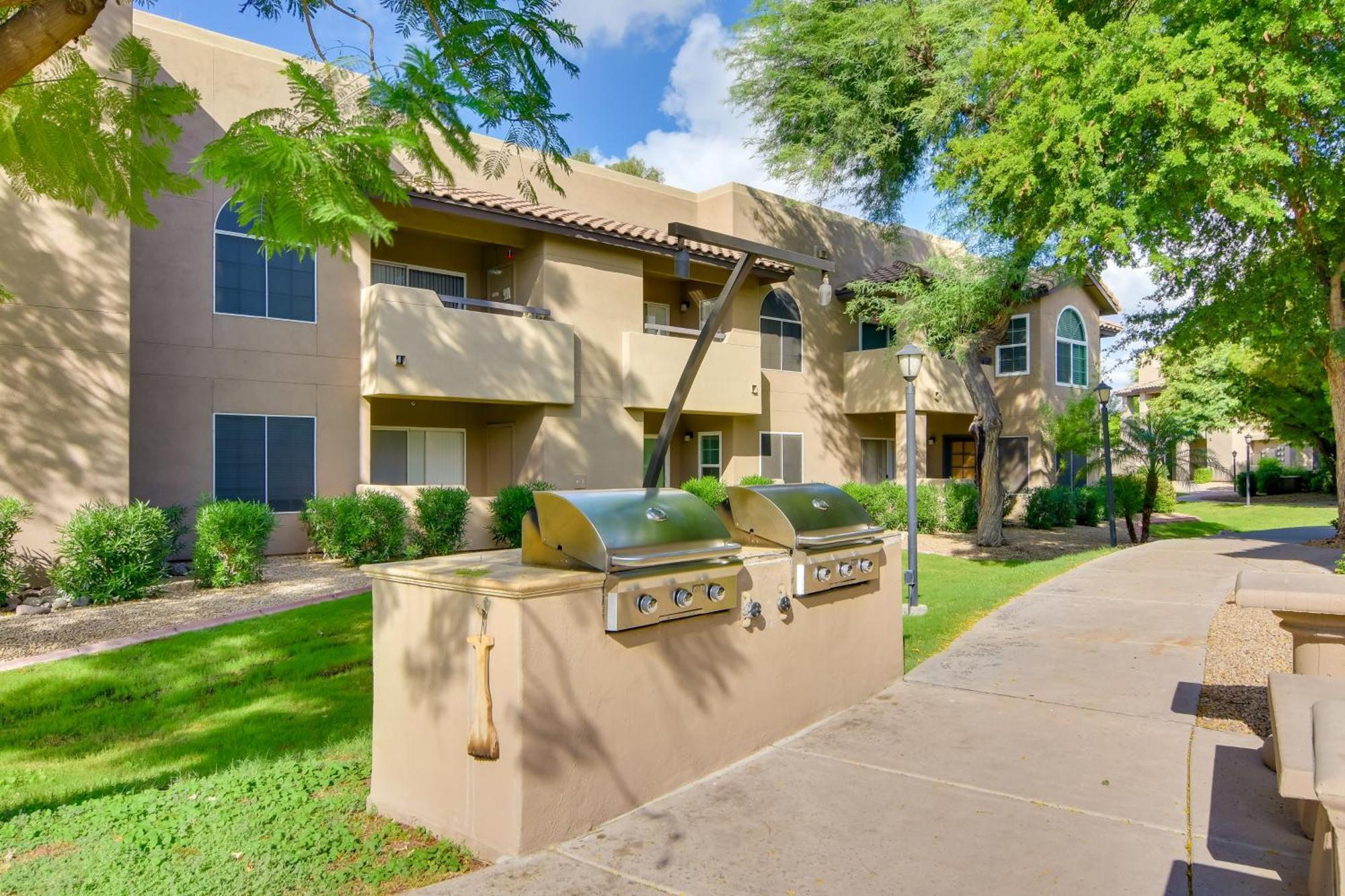 Community Pool, Walkable Area Apartment Scottsdale