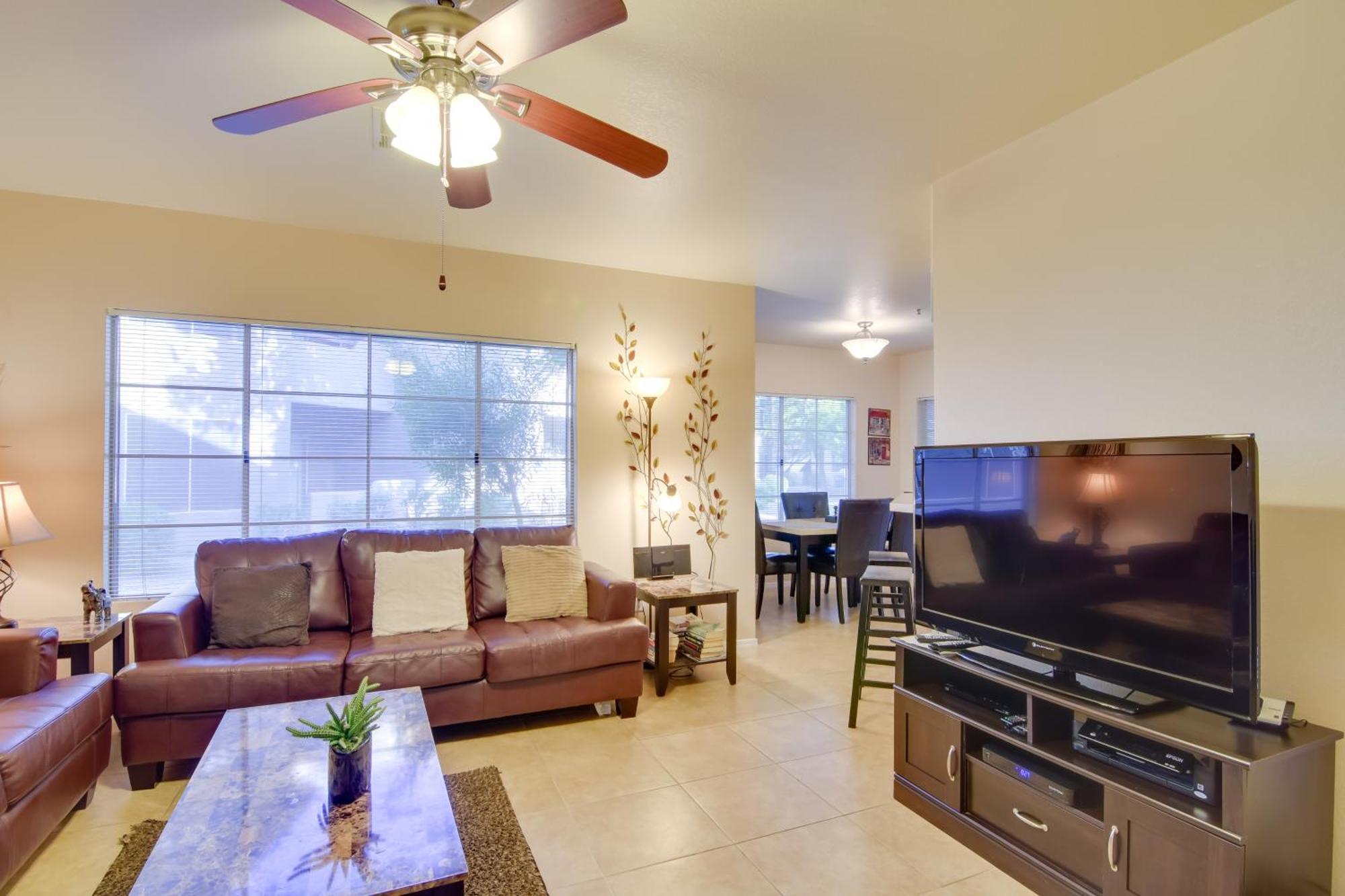 Community Pool, Walkable Area Apartment *