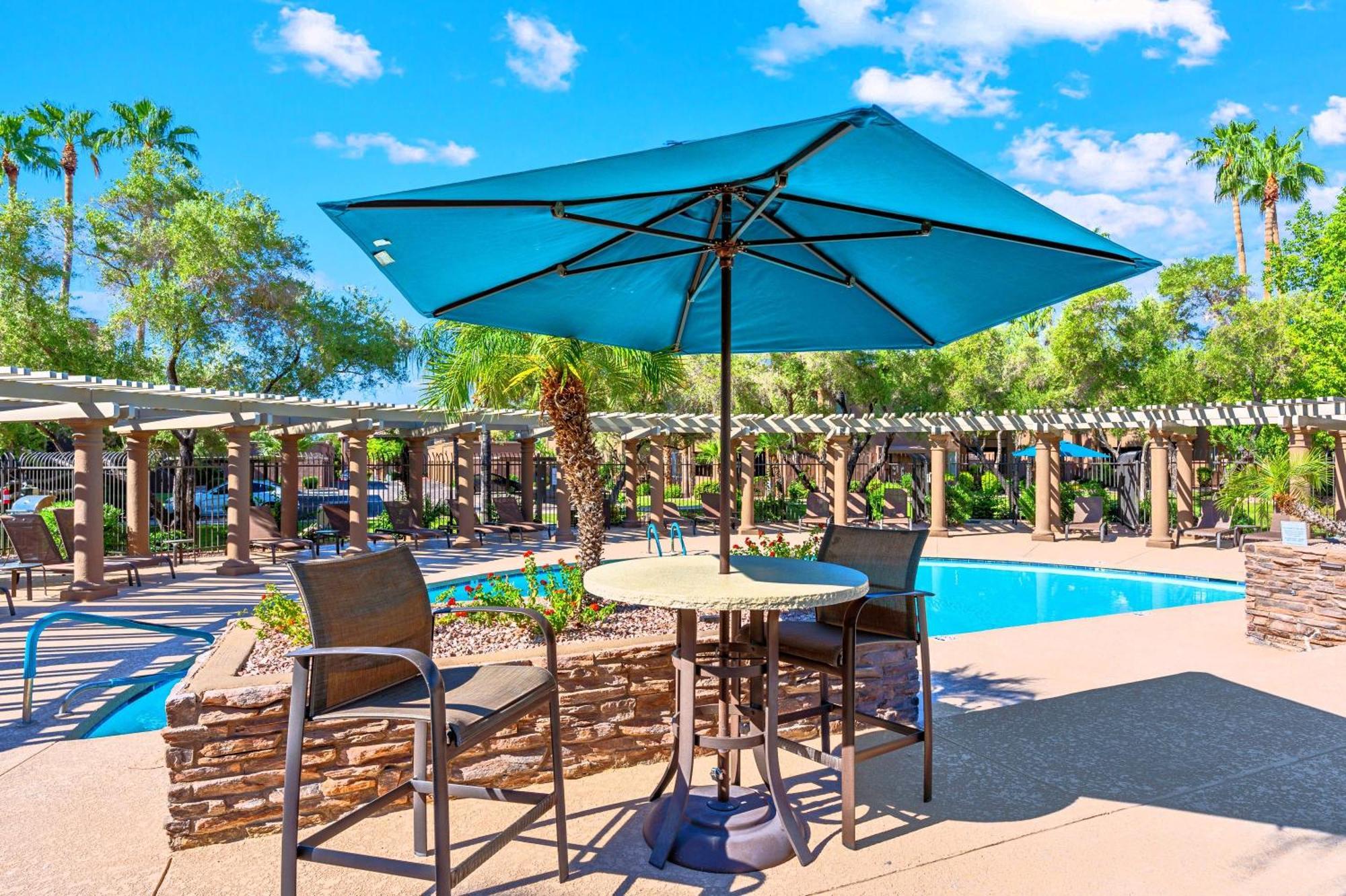 At The Plaza Modern Resort-style 5069 Holiday home