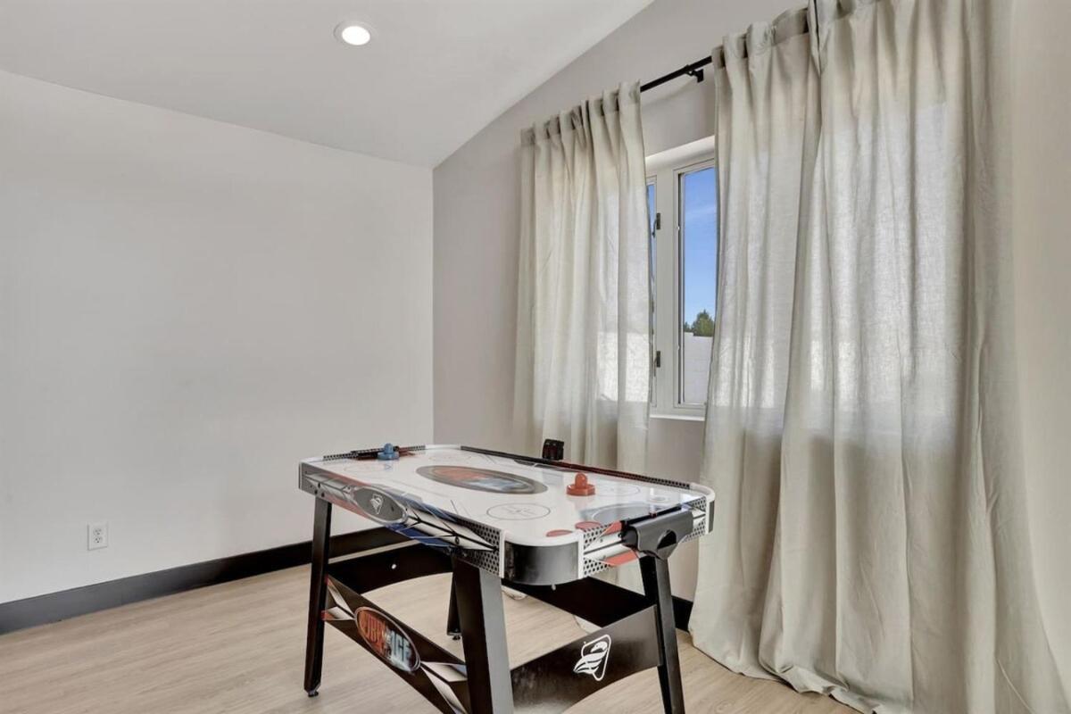 Private Modern Escape Luxury & Games Holiday home