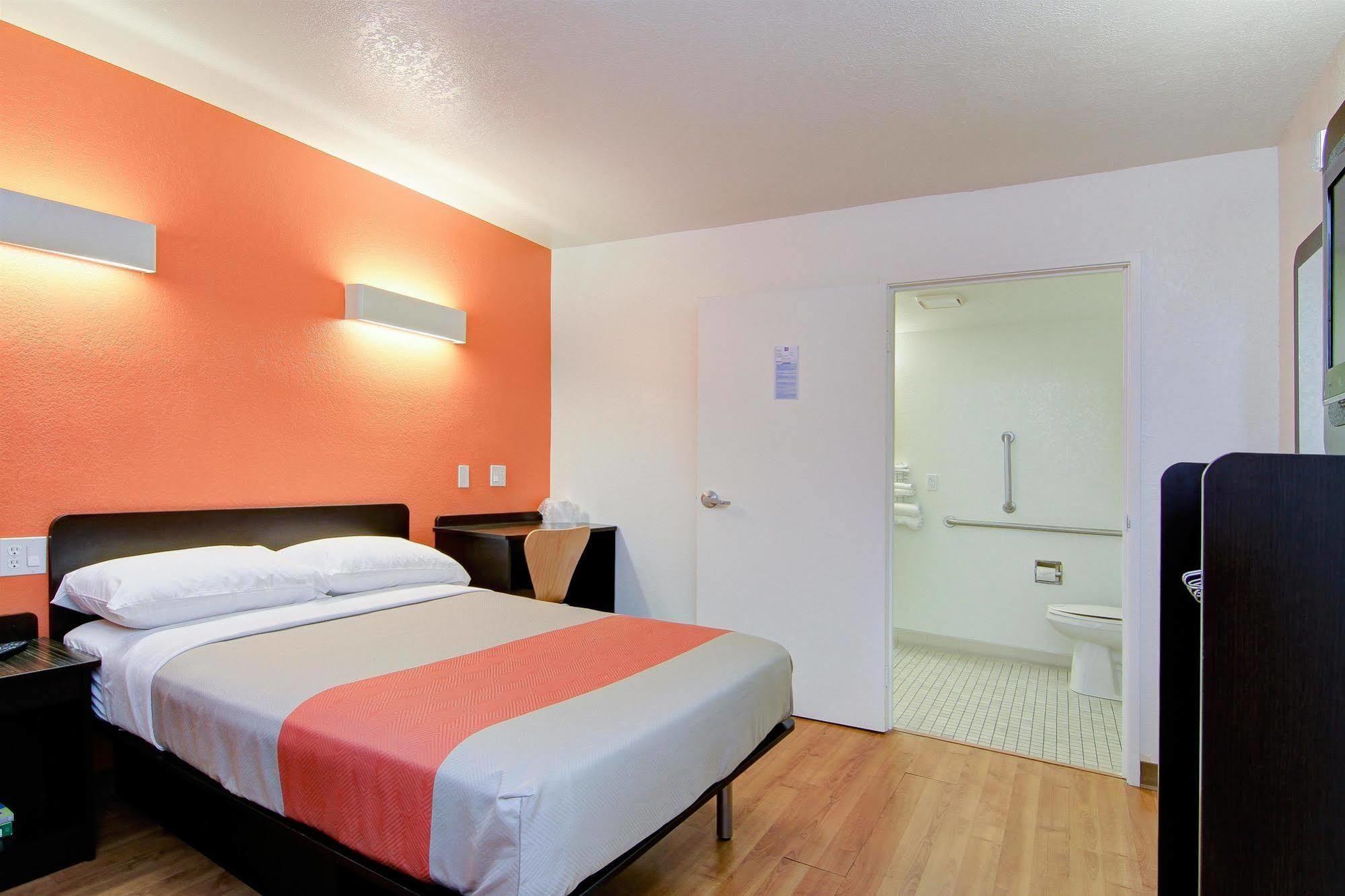 6 Old Town Fashion Square Hotel 3*